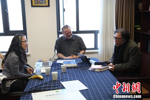 西川(右一)在与其他嘉宾讨论诗歌创作。北师大国际写作中心供图 西川(右一)在与其他嘉宾讨论诗歌创作。北师大国际写作中心供图
