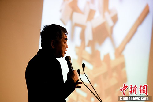 隈研吾在清华大学讲解其全球作品。主办方供图 隈研吾在清华大学讲解其全球作品。主办方供图