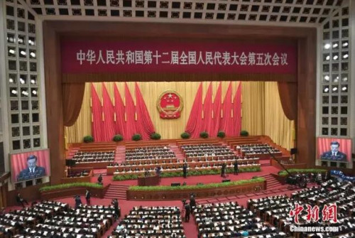十二届全国人大五次会议12日上午在北京举行全体会议。最高人民法院院长周强、最高人民检察院检察长曹建明分别向大会作工作报告。<a target='_blank' href='http://www.chinanews.com/'>中新社</a>记者 金硕 摄 十二届全国人大五次会议12日上午在北京举行全体会议。最高人民法院院长周强、最高人民检察院检察长曹建明分别向大会作工作报告。<a target='_blank' href='http://www.chinanews.com/'>中新社</a>记者 金硕 摄