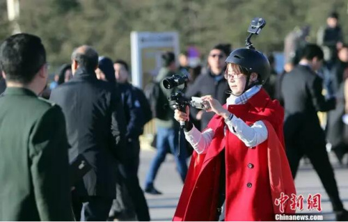 一名女记者头上架“机位”拍摄采访。 <a target='_blank' href='http://www.chinanews.com/'>中新社</a>记者 杨可佳 摄 一名女记者头上架“机位”拍摄采访。 <a target='_blank' href='http://www.chinanews.com/'>中新社</a>记者 杨可佳 摄