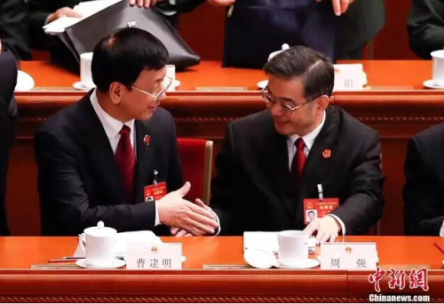 会后周强(右)和曹建明握手。 <a target='_blank' href='http://www.chinanews.com/'>中新社</a>记者 杜洋 摄 会后周强(右)和曹建明握手。 <a target='_blank' href='http://www.chinanews.com/'>中新社</a>记者 杜洋 摄