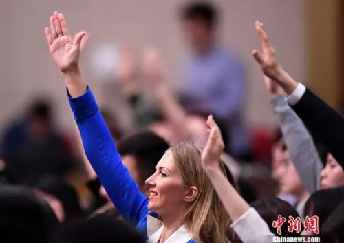 一名外国记者举手申请提问。 <a target='_blank' href='http://www.chinanews.com/'>中新社</a>记者 侯宇 摄 一名外国记者举手申请提问。 <a target='_blank' href='http://www.chinanews.com/'>中新社</a>记者 侯宇 摄