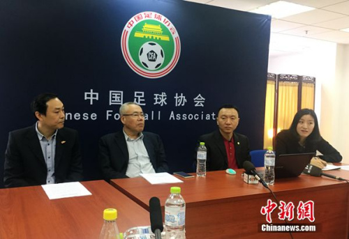 今天下午,中国足协召开新闻通气会,中超公司发布了《关于抵制球场暴力、净化赛场风气提升净比赛时间的倡议》。<a target='_blank' href='http://www.chinanews.com/' >中新网</a>记者王牧青摄 今天下午,中国足协召开新闻通气会,中超公司发布了《关于抵制球场暴力、净化赛场风气提升净比赛时间的倡议》。<a target='_blank' href='http://www.chinanews.com/' >中新网</a>记者王牧青摄