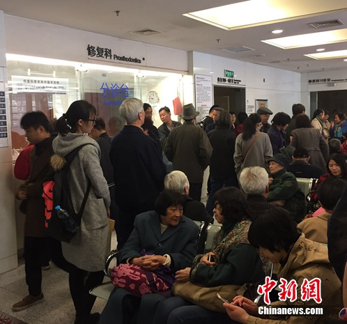 图为在北京大学口腔医学院的等待治疗的患者。吕春荣 摄 图为在北京大学口腔医学院的等待治疗的患者。吕春荣 摄