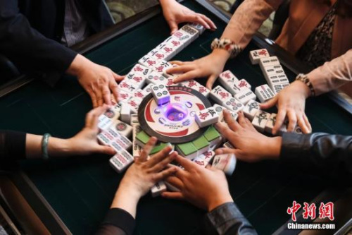图为10月21日,在达州一餐馆内正在打麻将的人们。<a target='_blank' href='http://www.chinanews.com/'>中新社</a>发 熊然 摄 图为10月21日,在达州一餐馆内正在打麻将的人们。<a target='_blank' href='http://www.chinanews.com/'>中新社</a>发 熊然 摄