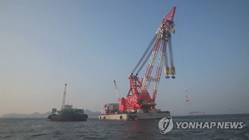 资料图片:“世越”号打捞作业现场照(图片来源:韩联社) 资料图片:“世越”号打捞作业现场照(图片来源:韩联社)