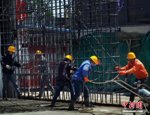 5月上旬,呼和浩特市地铁1号线大面积开工。中铁一局、中铁建工、中铁港航局等8个土建标段的建设队伍和部分施工装备已入驻现场。该线自金川开发区始,沿新华西街、新华大街、新华东街,从西南向东北斜穿市区,抵达白塔国际机场,是这座城市轨道交通网络的东西大动脉,全线长22.235公里,设19座车站,呼和浩特是中国5个民族自治区首府中,第三个修建地铁的城市,是内蒙古自治区第一条地铁线路。按照市轨道交通建设规划,这座草原明珠城市将拥有总长约150公里的城市轨道交通线路,其中地铁1号、2号、3号线总长约70公里,将在2020年前开通运营。 <a target='_blank' href='http://www.chinanews.com/'>中新社</a>记者 宋吉河 摄 5月上旬,呼和浩特市地铁1号线大面积开工。中铁一局、中铁建工、中铁港航局等8个土建标段的建设队伍和部分施工装备已入驻现场。该线自金川开发区始,沿新华西街、新华大街、新华东街,从西南向东北斜穿市区,抵达白塔国际机场,是这座城市轨道交通网络的东西大动脉,全线长22.235公里,设19座车站,呼和浩特是中国5个民族自治区首府中,第三个修建地铁的城市,是内蒙古自治区第一条地铁线路。按照市轨道交通建设规划,这座草原明珠城市将拥有总长约150公里的城市轨道交通线路,其中地铁1号、2号、3号线总长约70公里,将在2020年前开通运营。 <a target='_blank' href='http://www.chinanews.com/'>中新社</a>记者 宋吉河 摄