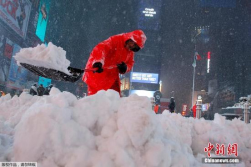 当地时间3月14日,美国纽约遭遇暴风雪天气,工人清理积雪。 当地时间3月14日,美国纽约遭遇暴风雪天气,工人清理积雪。