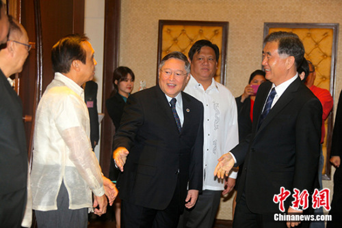 会谈开始前汪洋与多明计斯等人握手。 <a target='_blank' href='http://www.chinanews.com/'>中新社</a>记者 张明 摄 会谈开始前汪洋与多明计斯等人握手。 <a target='_blank' href='http://www.chinanews.com/'>中新社</a>记者 张明 摄