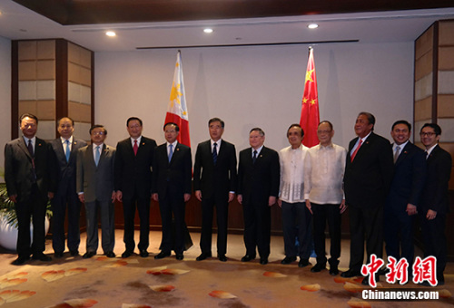 会谈开始前,汪洋一行与多明计斯等人合影。 <a target='_blank' href='http://www.chinanews.com/'>中新社</a>记者 张明 摄 会谈开始前,汪洋一行与多明计斯等人合影。 <a target='_blank' href='http://www.chinanews.com/'>中新社</a>记者 张明 摄