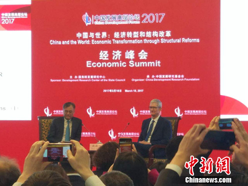 清华大学经济管理学院院长钱颖一与库克进行对话。 <a target='_blank' href='http://www.chinanews.com/' >中新网</a>记者 李金磊 摄 清华大学经济管理学院院长钱颖一与库克进行对话。 <a target='_blank' href='http://www.chinanews.com/' >中新网</a>记者 李金磊 摄
