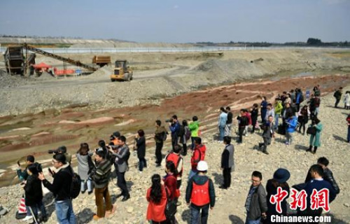 考古发掘现场古河道吸引媒体。 刘忠俊 摄 考古发掘现场古河道吸引媒体。 刘忠俊 摄