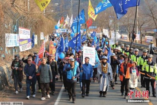 资料图:抗议部署“萨德”的韩国民众 资料图:抗议部署“萨德”的韩国民众