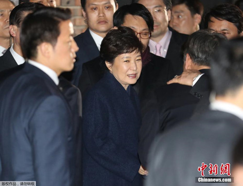 朴槿惠被弹劾下台后,离开青瓦台返回私宅。 朴槿惠被弹劾下台后,离开青瓦台返回私宅。