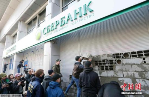 乌克兰示威者抗议俄银行 砌墙封堵银行入口 乌克兰示威者抗议俄银行 砌墙封堵银行入口