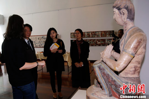 图为观众观展。<a target='_blank' href='http://www.chinanews.com/'>中新社</a>记者 陈小愿 摄 图为观众观展。<a target='_blank' href='http://www.chinanews.com/'>中新社</a>记者 陈小愿 摄