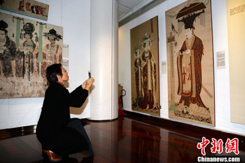 图为观众拍摄展品。<a target='_blank' href='http://www.chinanews.com/'>中新社</a>记者 陈小愿 摄 图为观众拍摄展品。<a target='_blank' href='http://www.chinanews.com/'>中新社</a>记者 陈小愿 摄