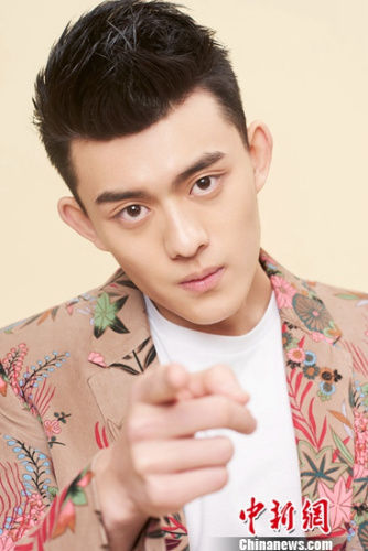 日前,刘润南自曝了一组剧组拍摄花絮照,自嘲自己正在冷风中玩泥巴