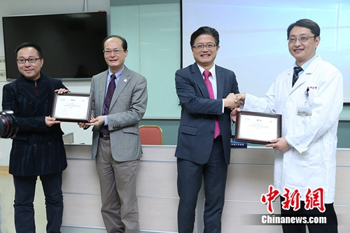 BD卓越中心上海负责人孔祥涛(左1),复旦大学附属儿科医院院长黄国英(左2),复旦大学附属儿科医院临床免疫科主任王晓川(右1),BD大中华区生物科学业务总监吕雯(右2)讲师授证仪式 BD卓越中心上海负责人孔祥涛(左1),复旦大学附属儿科医院院长黄国英(左2),复旦大学附属儿科医院临床免疫科主任王晓川(右1),BD大中华区生物科学业务总监吕雯(右2)讲师授证仪式