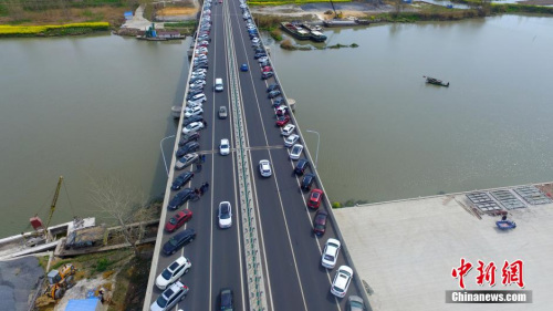 4月4日清明节,也是清明小长假的最后一天,江苏兴化千垛菜花风景区内的油菜花进入盛花期。当日千垛菜花风景区游人如织,由于前来景区游玩的游客太多,景区停车场车位紧张,众多的车辆在景区周边的公路上在排起了长龙,绵延数公里宛如一条汽车“钢铁巨龙”场面十分壮观,公路变也成了一个“超级停车场”。孟德龙 摄 4月4日清明节,也是清明小长假的最后一天,江苏兴化千垛菜花风景区内的油菜花进入盛花期。当日千垛菜花风景区游人如织,由于前来景区游玩的游客太多,景区停车场车位紧张,众多的车辆在景区周边的公路上在排起了长龙,绵延数公里宛如一条汽车“钢铁巨龙”场面十分壮观,公路变也成了一个“超级停车场”。孟德龙 摄