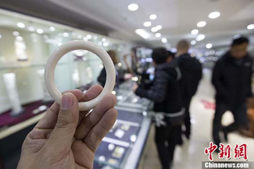 3月24日,山西太原,民众购买象牙制品。 <a target='_blank' href='http://www.chinanews.com/'>中新社</a>记者 张云 摄 3月24日,山西太原,民众购买象牙制品。 <a target='_blank' href='http://www.chinanews.com/'>中新社</a>记者 张云 摄