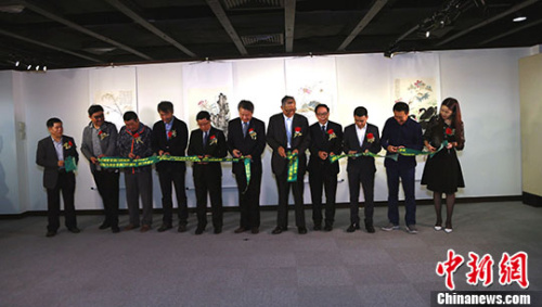 图为嘉宾为画展剪彩。 <a target='_blank' href='http://www.chinanews.com/'>中新社</a>记者 龙土有 摄 图为嘉宾为画展剪彩。 <a target='_blank' href='http://www.chinanews.com/'>中新社</a>记者 龙土有 摄