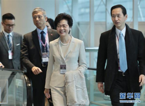 3月26日，林郑月娥在香港特区第五任行政长官选举中胜出。这是林郑月娥在选举投票前抵达香港会展中心。新华社发(王玺摄)