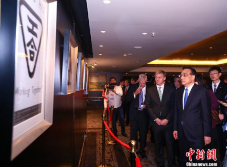 当地时间3月28日上午,中国国务院总理李克强在奥克兰与新西兰总理英格利希共同参观了国际友人路易·艾黎诞辰120周年纪念活动展览。<a target='_blank' href='http://www.chinanews.com/'>中新社</a>记者 刘震 摄 当地时间3月28日上午,中国国务院总理李克强在奥克兰与新西兰总理英格利希共同参观了国际友人路易·艾黎诞辰120周年纪念活动展览。<a target='_blank' href='http://www.chinanews.com/'>中新社</a>记者 刘震 摄