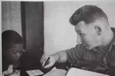 艾黎教孩子识字 艾黎教孩子识字