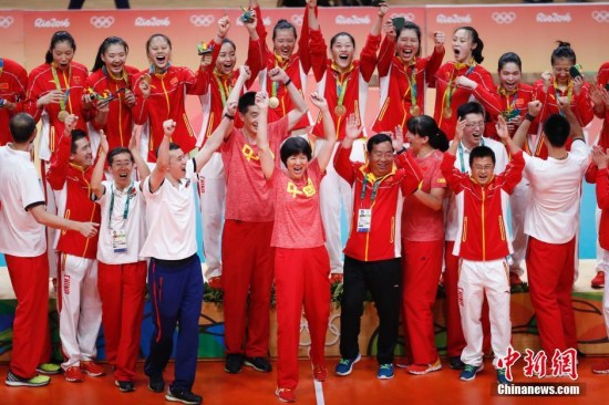 郎平率中国女排重夺奥运冠军 <a target='_blank' href='http://www.chinanews.com/' >中新网</a>记者 杜洋 摄 郎平率中国女排重夺奥运冠军 <a target='_blank' href='http://www.chinanews.com/' >中新网</a>记者 杜洋 摄