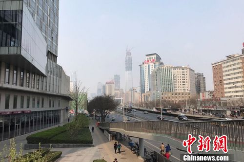 图为北京双井附近的写字楼和居民住宅楼。 <a target='_blank' href='http://www.chinanews.com/' >中新网</a> 程春雨 摄 图为北京双井附近的写字楼和居民住宅楼。 <a target='_blank' href='http://www.chinanews.com/' >中新网</a> 程春雨 摄
