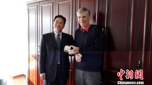 图为云南省外国专家局向高力行博士颁发云南省首张《外国人工作许可证》。 钟欣 摄 图为云南省外国专家局向高力行博士颁发云南省首张《外国人工作许可证》。 钟欣 摄