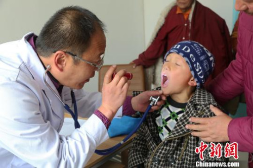 图为医生在为患者看病 (资料图 张海雯 摄) 图为医生在为患者看病 (资料图 张海雯 摄)