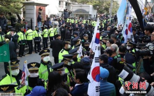 资料图:韩国民众聚集在庭审朴槿惠的法院外 资料图:韩国民众聚集在庭审朴槿惠的法院外