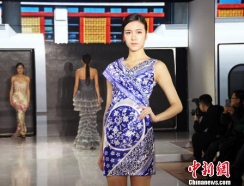 资料图:河北容城上演“新锐设计师品牌服装秀”。于俊亮 摄 资料图:河北容城上演“新锐设计师品牌服装秀”。于俊亮 摄