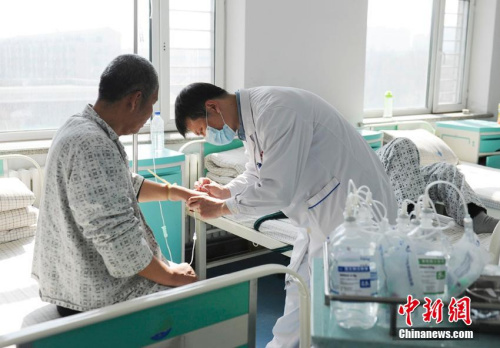 资料图:医生为精神障碍患者治疗。张瑶 摄 资料图:医生为精神障碍患者治疗。张瑶 摄