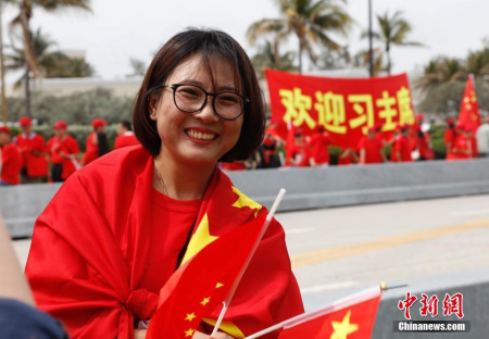 当地时间4月6日,中国国家主席习近平乘专机抵达美国佛罗里达州,将在海湖庄园同美国总统特朗普举行中美元首会晤。佛州当地华人华侨约1500人在习近平主席和夫人彭丽媛下榻酒店前欢迎。<a target='_blank' href='http://www.chinanews.com/'>中新社</a>记者 王欢 摄 当地时间4月6日,中国国家主席习近平乘专机抵达美国佛罗里达州,将在海湖庄园同美国总统特朗普举行中美元首会晤。佛州当地华人华侨约1500人在习近平主席和夫人彭丽媛下榻酒店前欢迎。<a target='_blank' href='http://www.chinanews.com/'>中新社</a>记者 王欢 摄