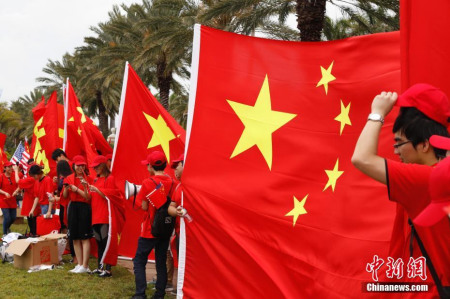佛州华侨华人欢迎习近平。<a target='_blank' href='http://www.chinanews.com/'>中新社</a>记者 王欢 摄 佛州华侨华人欢迎习近平。<a target='_blank' href='http://www.chinanews.com/'>中新社</a>记者 王欢 摄
