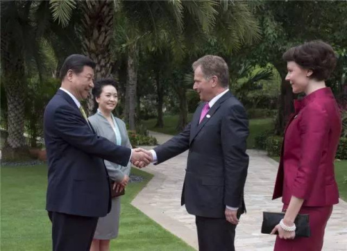 2013年4月6日,国家主席习近平在海南省三亚市同芬兰总统尼尼斯托举行会谈。会谈前,习近平为尼尼斯托访华举行欢迎仪式。这是习近平和夫人彭丽媛迎接尼尼斯托和夫人。(新华社记者王晔摄) 2013年4月6日,国家主席习近平在海南省三亚市同芬兰总统尼尼斯托举行会谈。会谈前,习近平为尼尼斯托访华举行欢迎仪式。这是习近平和夫人彭丽媛迎接尼尼斯托和夫人。(新华社记者王晔摄)