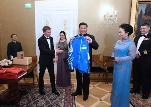 当地时间4月5日晚,国家主席习近平和芬兰总统尼尼斯托在赫尔辛基共同会见刚刚参加完2017年世界花样滑冰锦标赛的中芬两国冰雪运动员代表。习近平夫人彭丽媛和尼尼斯托夫人豪吉欧参加会见。这是芬兰运动员向习近平和夫人彭丽媛赠送运动衣。(新华社记者饶爱民摄) 当地时间4月5日晚,国家主席习近平和芬兰总统尼尼斯托在赫尔辛基共同会见刚刚参加完2017年世界花样滑冰锦标赛的中芬两国冰雪运动员代表。习近平夫人彭丽媛和尼尼斯托夫人豪吉欧参加会见。这是芬兰运动员向习近平和夫人彭丽媛赠送运动衣。(新华社记者饶爱民摄)