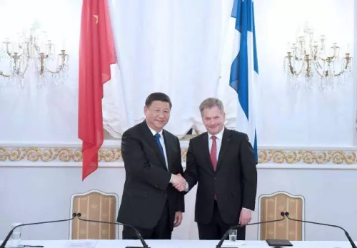 4月5日,国家主席习近平在赫尔辛基同芬兰总统尼尼斯托举行会谈。这是会谈后,两国元首共同会见记者。 (新华社记者 张铎摄) 4月5日,国家主席习近平在赫尔辛基同芬兰总统尼尼斯托举行会谈。这是会谈后,两国元首共同会见记者。 (新华社记者 张铎摄)