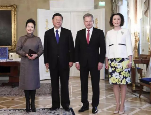 会谈前,习近平出席尼尼斯托在总统府庭院举行的隆重欢迎仪式.