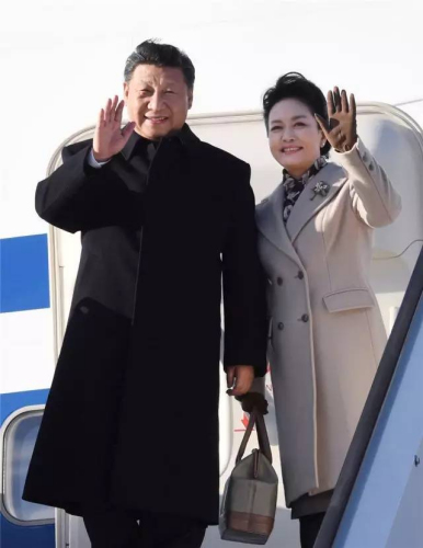 4月4日,国家主席习近平乘专机抵达赫尔辛基,开始对芬兰共和国进行国事访问。这是习近平和夫人彭丽媛步出舱门。(新华社记者饶爱民摄) 4月4日,国家主席习近平乘专机抵达赫尔辛基,开始对芬兰共和国进行国事访问。这是习近平和夫人彭丽媛步出舱门。(新华社记者饶爱民摄)