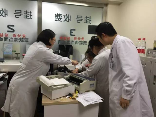 3月30日深夜,在北大医院医改信息系统切换演练过程中,工作人员在忙碌。 来源:北大医院 3月30日深夜,在北大医院医改信息系统切换演练过程中,工作人员在忙碌。 来源:北大医院