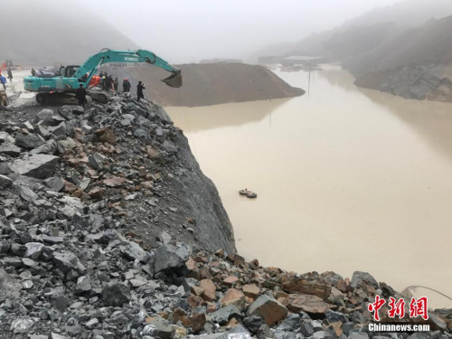 4月7日，浙江杭州一企业排土场挡土坝缺口现场大型设备参与救援。