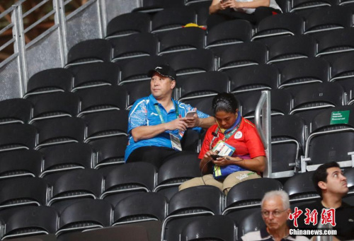 资料图:李永波在看台上关注比赛。 <a target='_blank' href='http://www.chinanews.com/' >中新网</a>记者 杜洋 摄 资料图:李永波在看台上关注比赛。 <a target='_blank' href='http://www.chinanews.com/' >中新网</a>记者 杜洋 摄