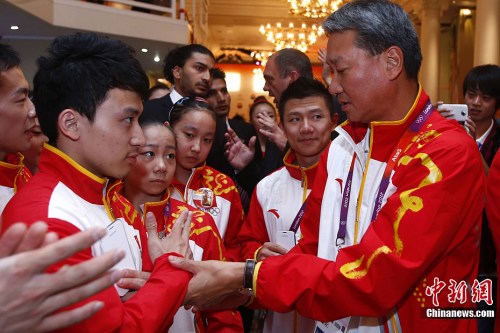 资料图:黄玉斌与队员们在一起。记者 富田 摄 资料图:黄玉斌与队员们在一起。记者 富田 摄