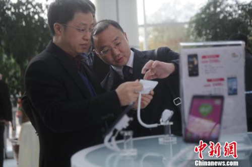 资料图:市民正在体验移动4G。陈超 摄 资料图:市民正在体验移动4G。陈超 摄