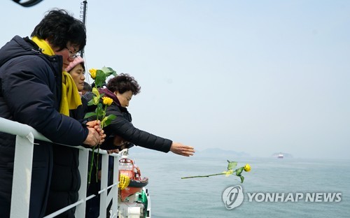 资料图片:图为“世越”号沉船失踪者家属大海葬花,祈愿失踪者平安回家。(韩联社/海洋水产部提供) 资料图片:图为“世越”号沉船失踪者家属大海葬花,祈愿失踪者平安回家。(韩联社/海洋水产部提供)
