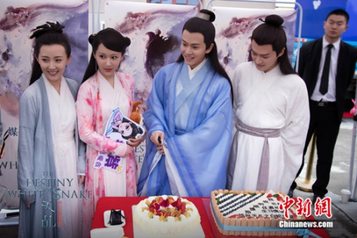 任嘉伦剧组庆生 任嘉伦剧组庆生